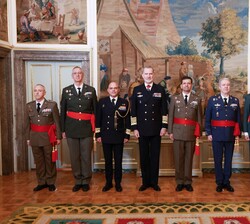 Fotografía de grupo de Su Majestad el Rey junto a un grupo de generales de división y vicealmirantes